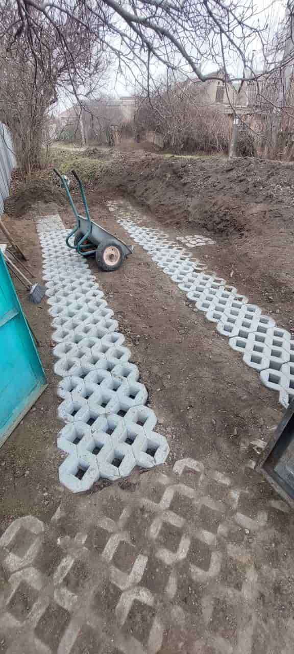 Устройство экопарковки и садовых дорожек