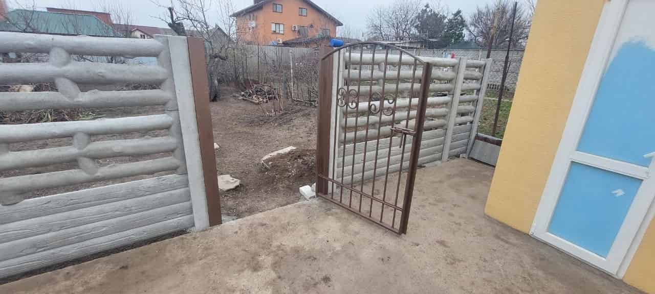Наборной бетонный забор со сварной калиткой