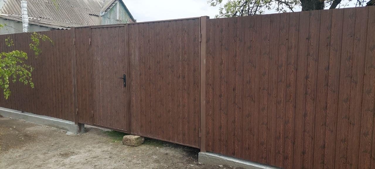 Установка забора из профнастила на бетонном фундаменте под ключ