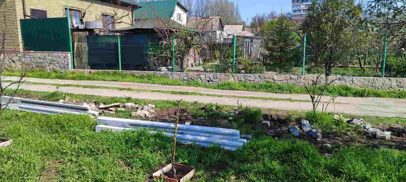 Бетонный забор с проветриванием