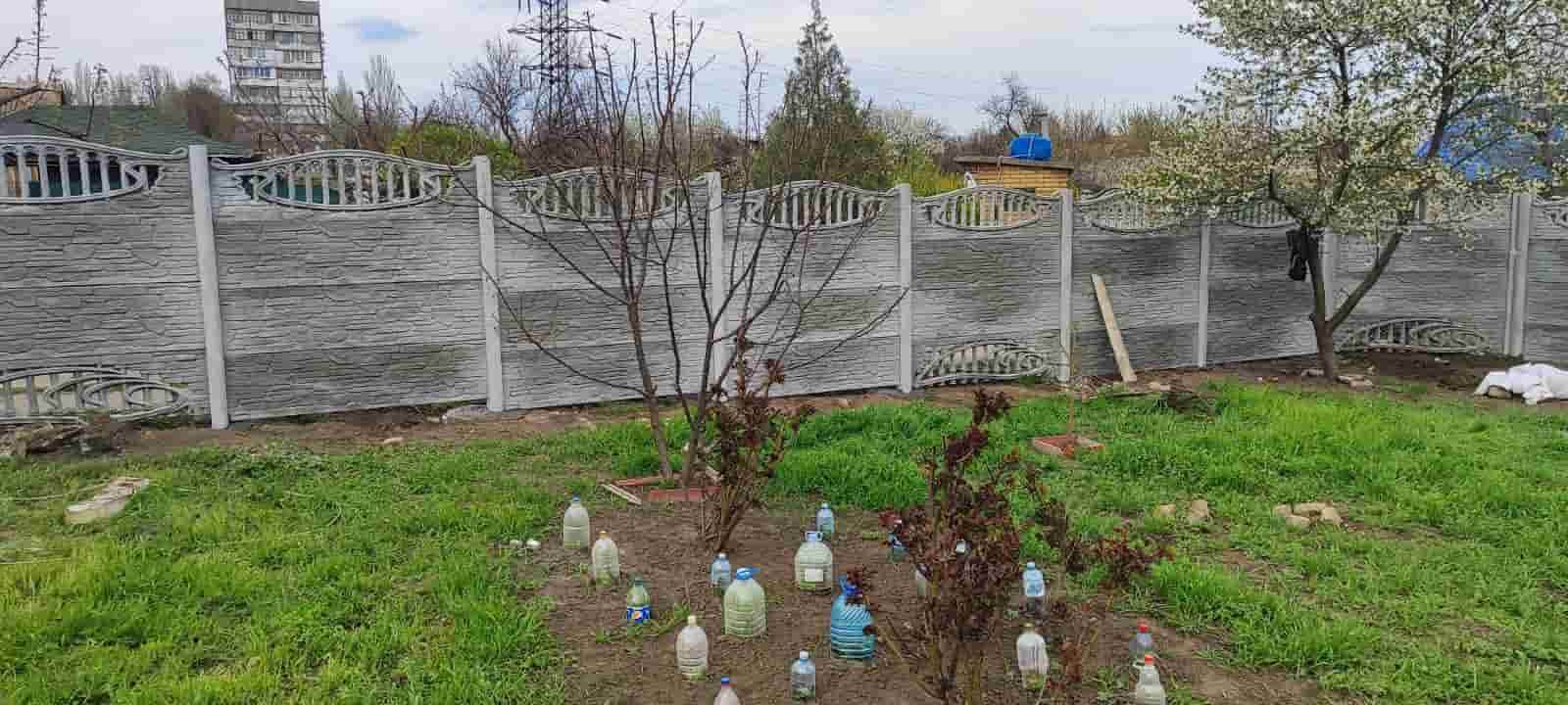 Бетонный забор с проветриванием