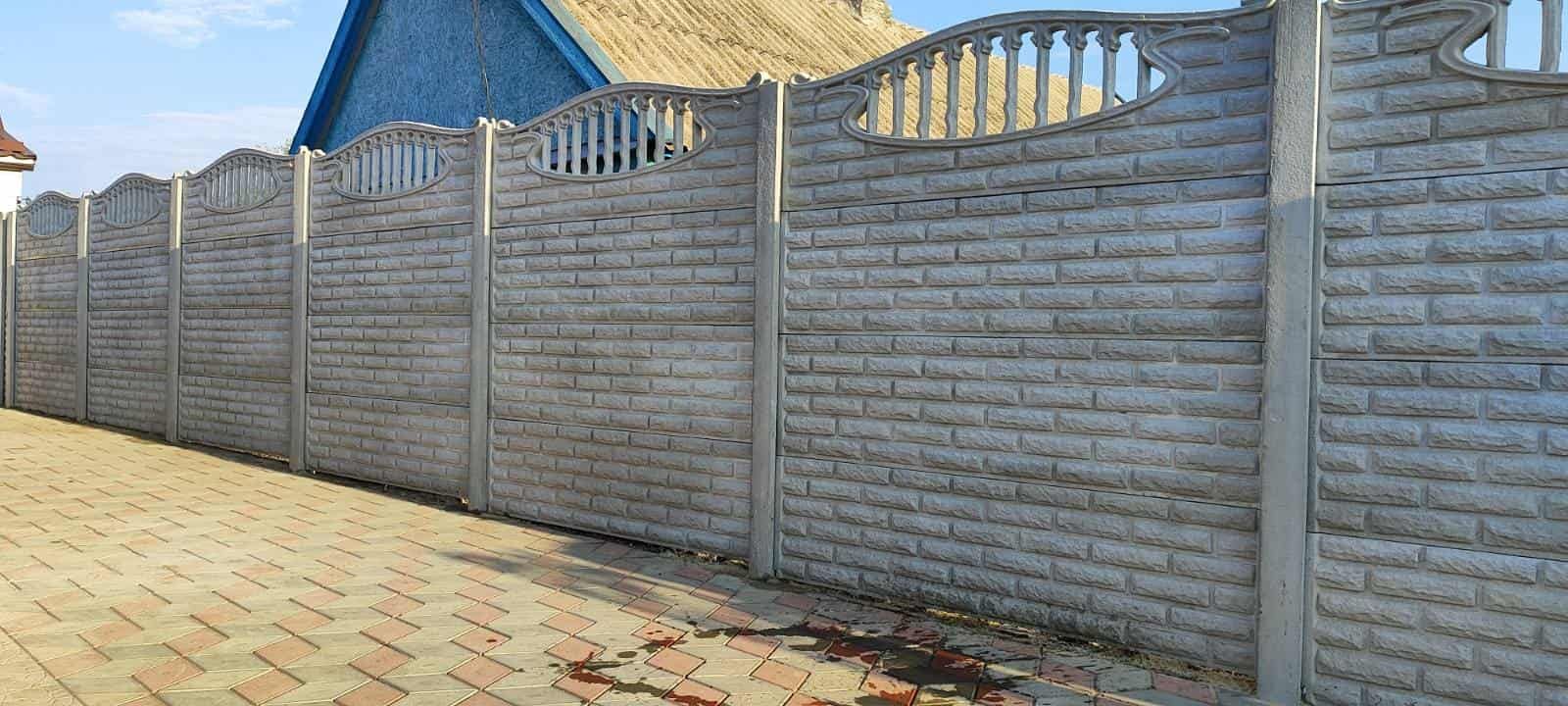 Декоративная покраска бетонного забора