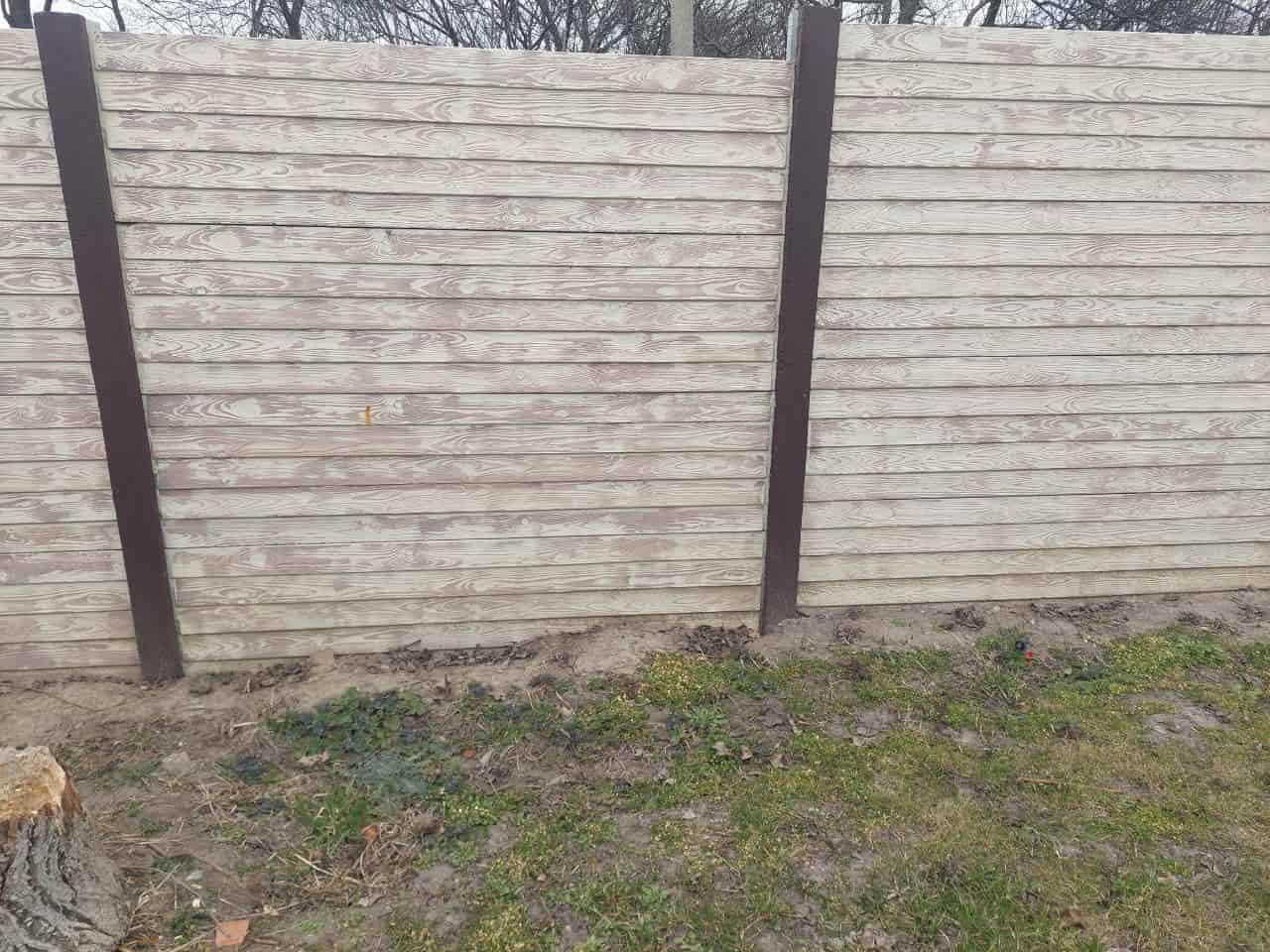 Покраска бетонного забора краской на прорезиненной основе