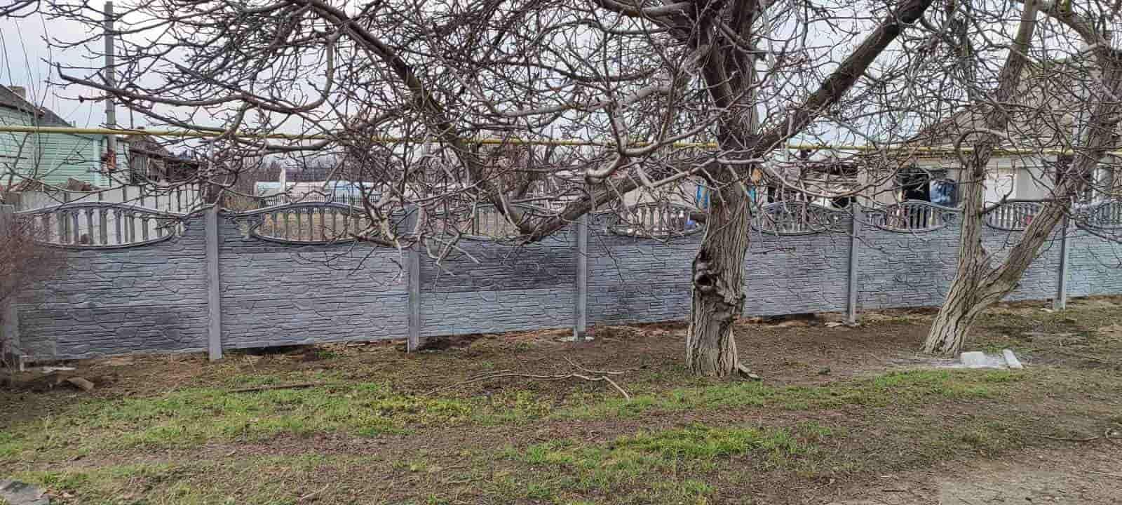 Установка бетонного забора ул. Молодежная  с. Лысогорка