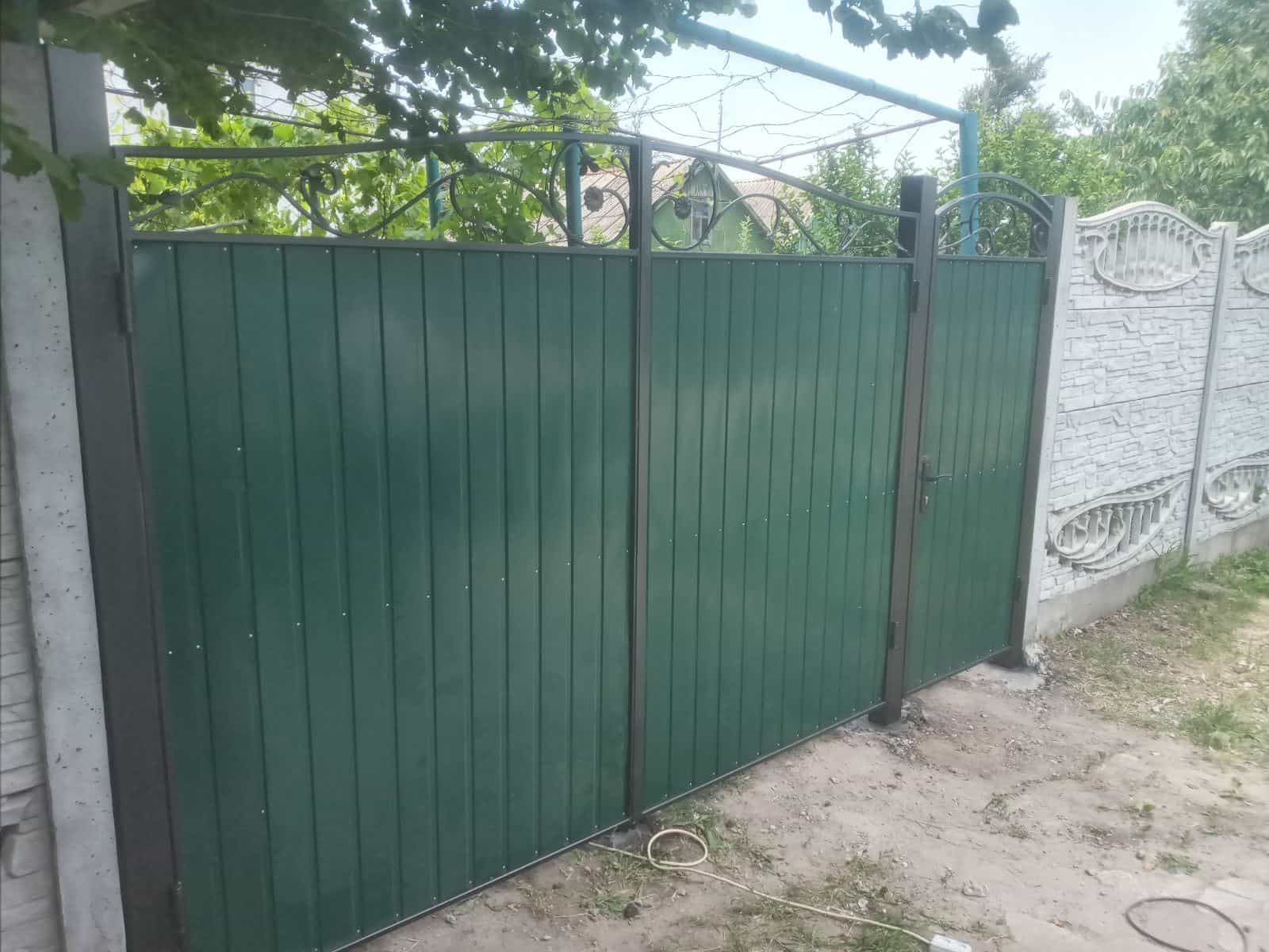 Установка и изготовление распашных ворот с элементами ковки ул.Радостная