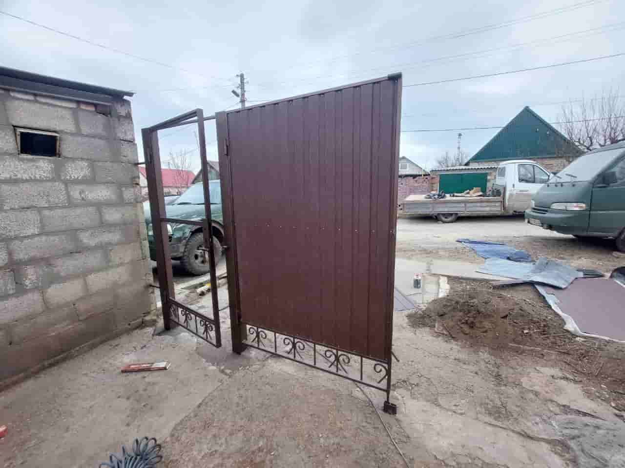 Установка распашных ворот