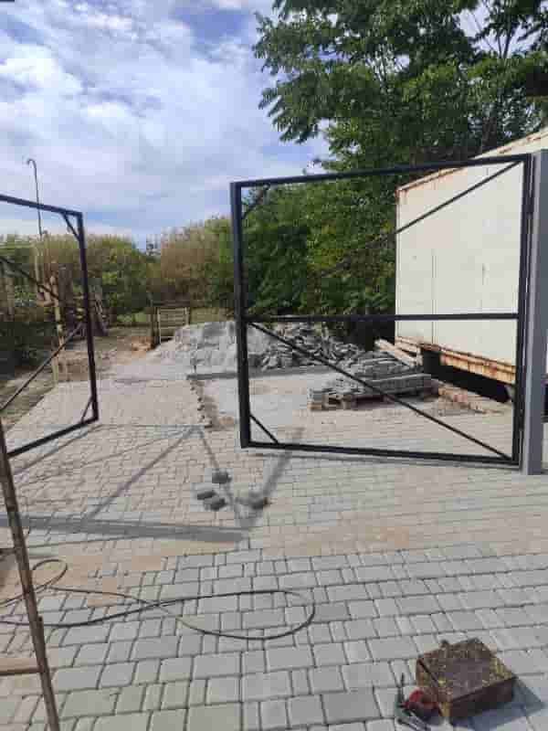 Установка распашных ворот и забора из профнастила