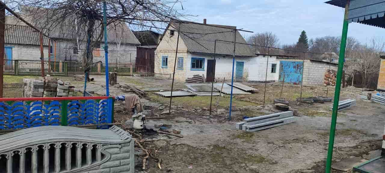 Забор из бетонных плит