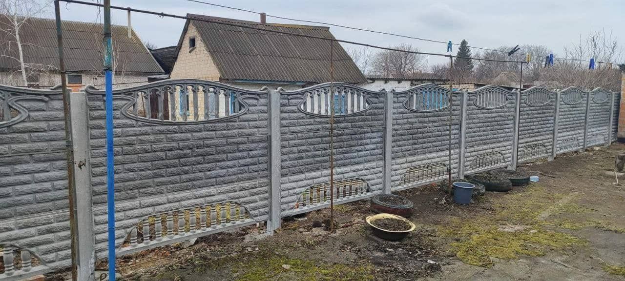 Забор из бетонных плит ул.Центральная с. Богатырева
