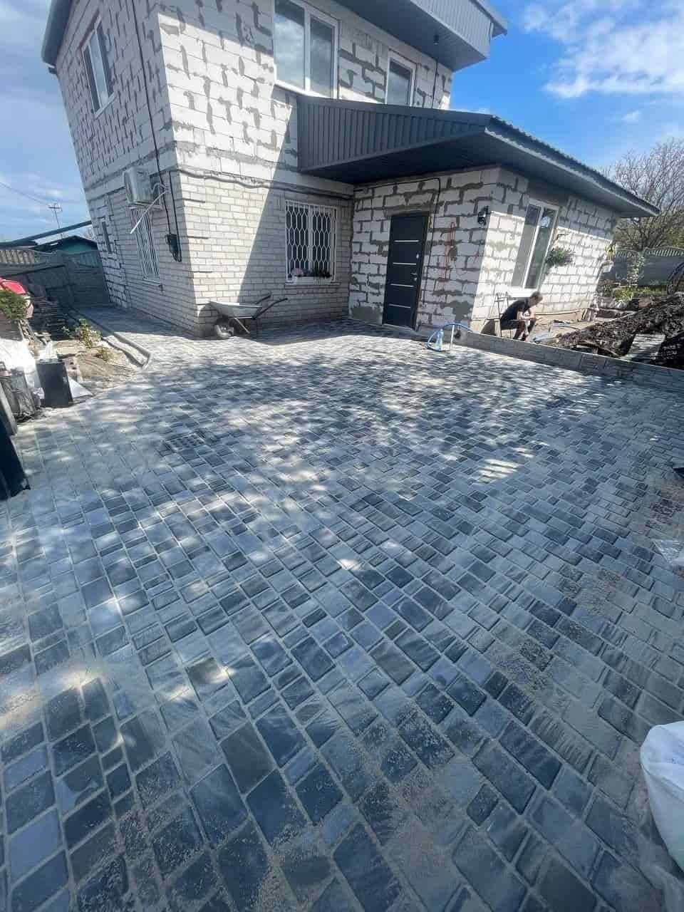 Укладка тротуарной плитки «Старый город» — комплексное благоустройство двора в Запорожье