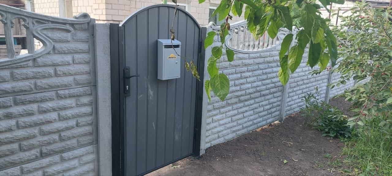 Изготовление калиток под ключ в Запорожье: установка металлической калитки из профнастила на ул. Черняховского