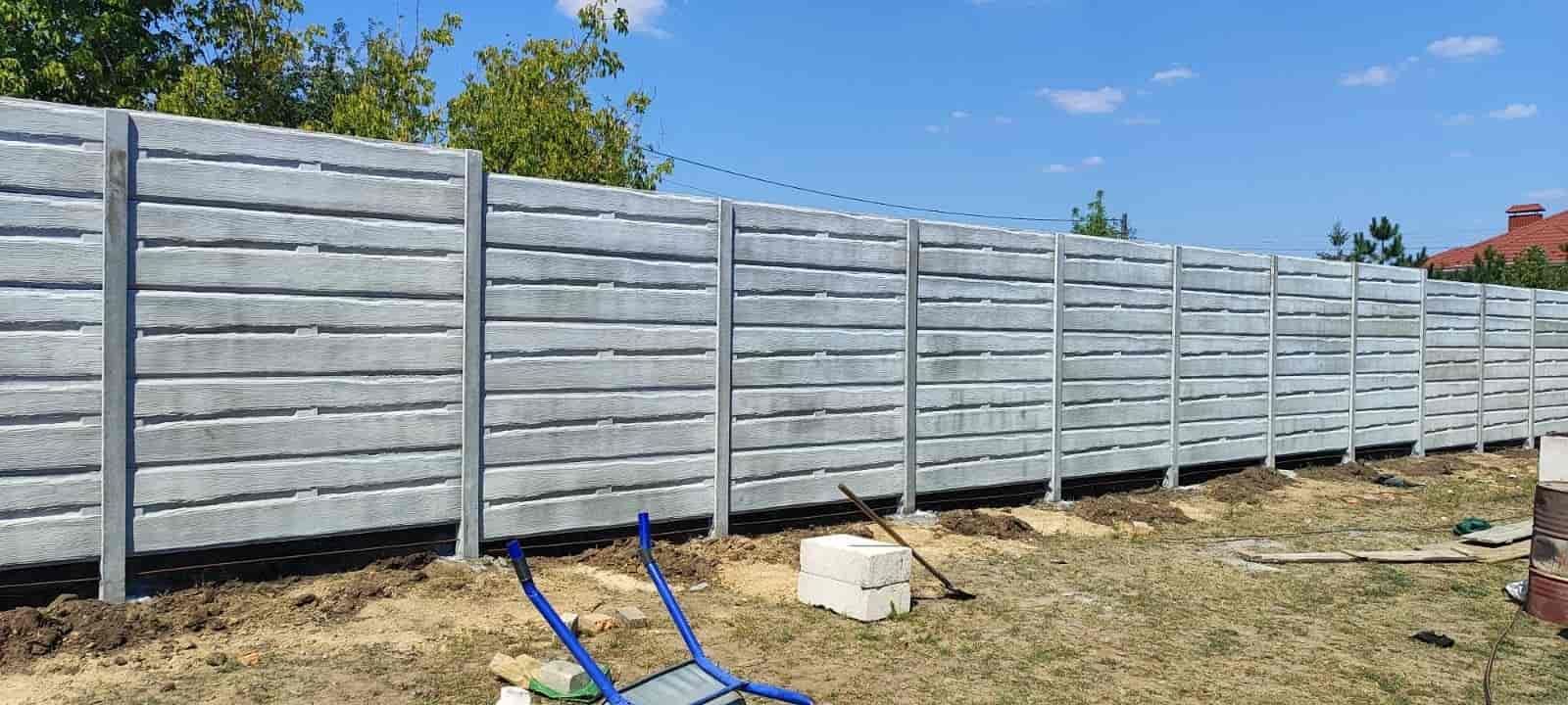 Установка высокого еврозабора 2.5 метра с заливкой фундамента в п. Солнечный