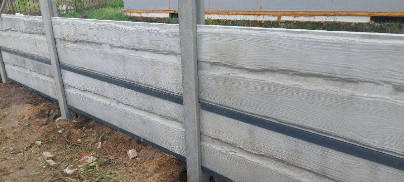 Установка еврозабора «под дерево» с функциями подпорной стены в Отрадном