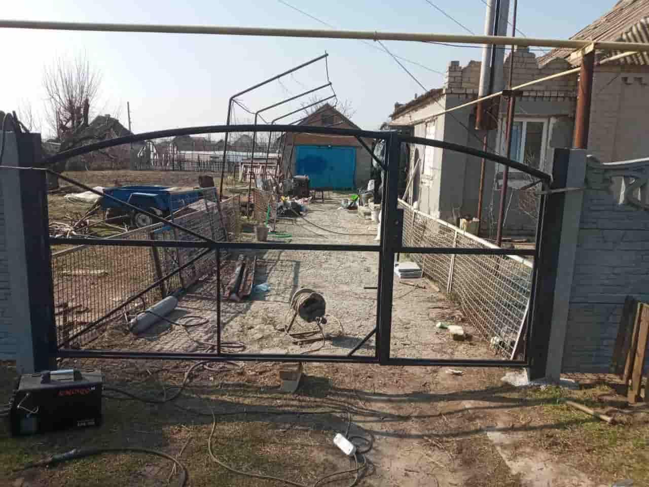 установка ворот из профнастила