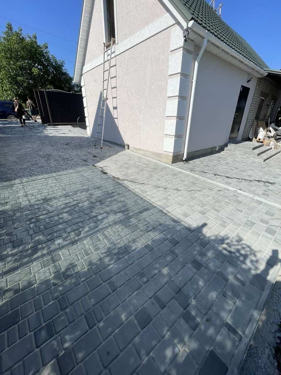 Установка забора и укладка тротуаоной плитки дачи с.Богатырева