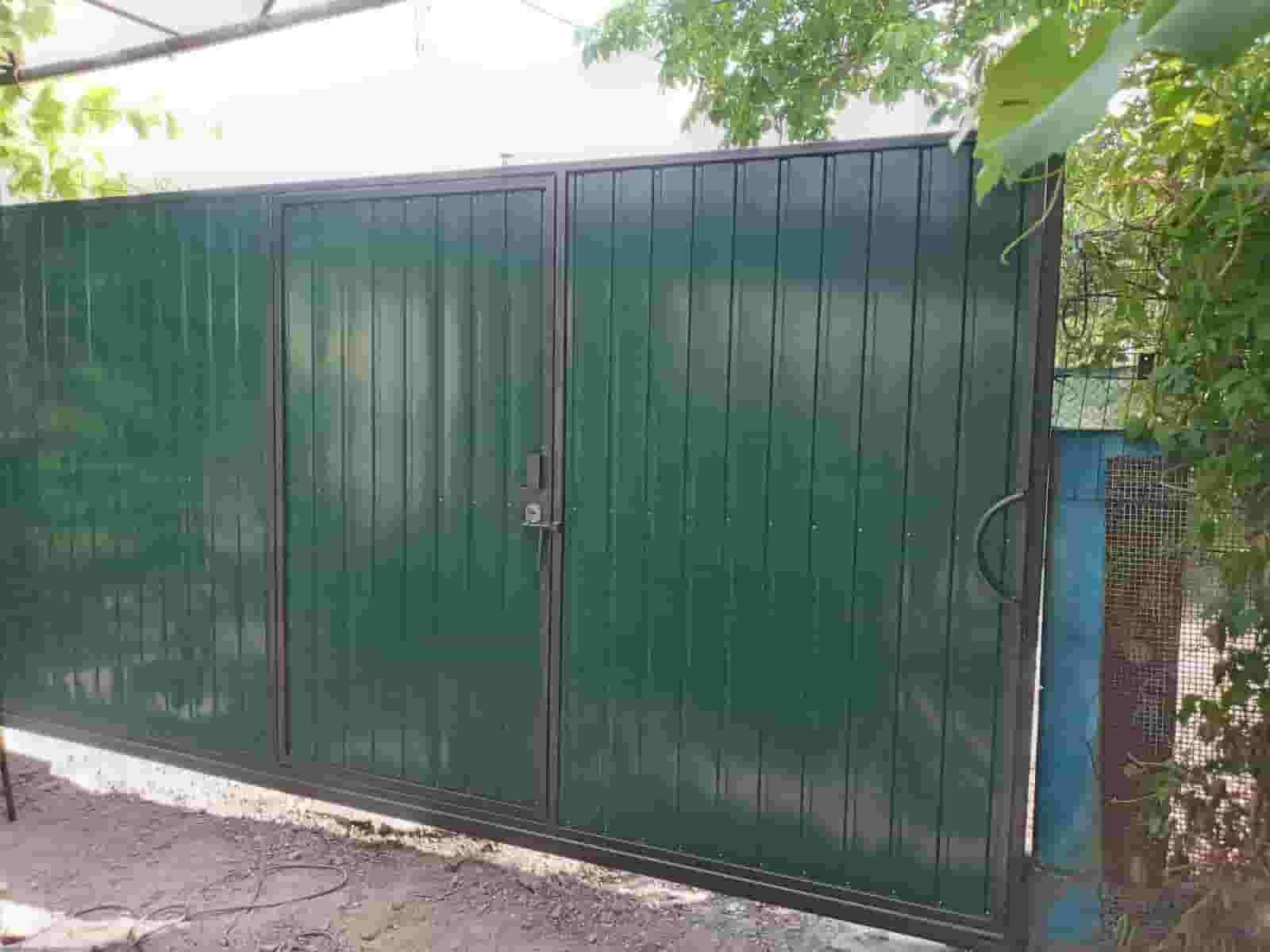 ворота откатные с встроенной калиткой